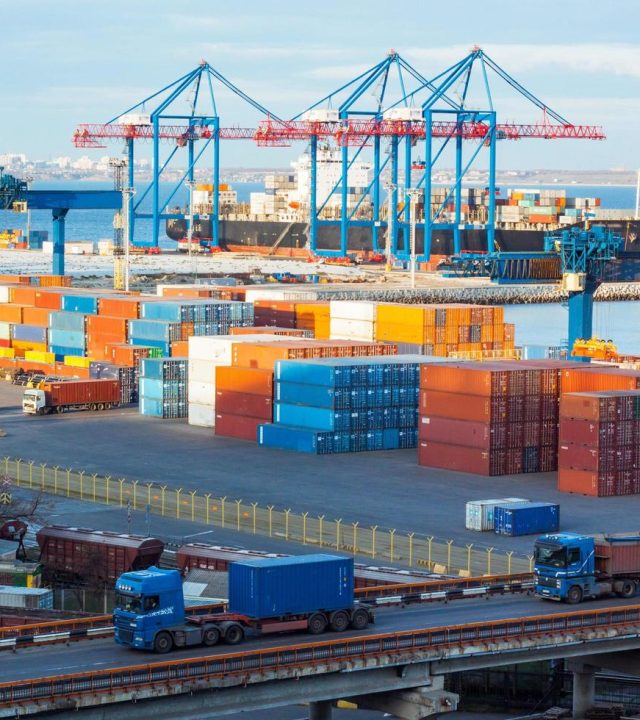 7567432-grand-cargo-terminal-dans-un-port-maritime-gratuit-photo